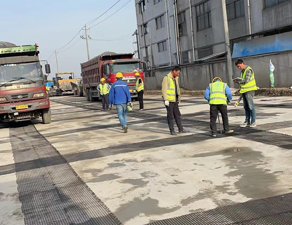 六安老材料的新故事：玻璃纤维土工格栅如何在‘白改黑’浪潮中重获新生？