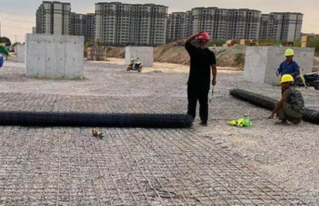 六安土工格栅铺设前地基要怎么处理？